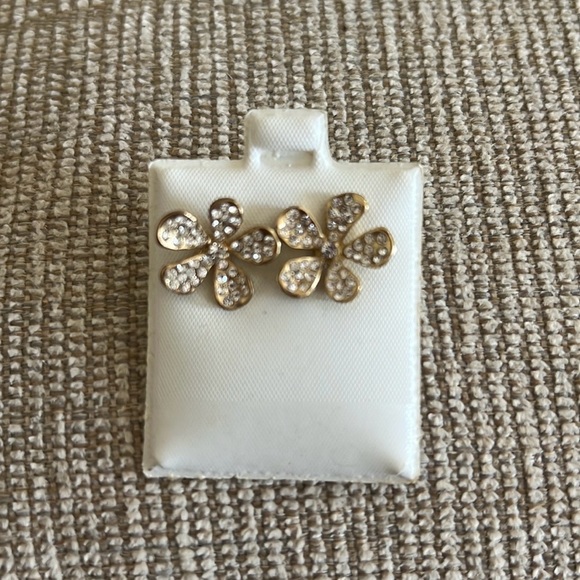 Gold tone and crystal flower earrings - Picture 3 of 8